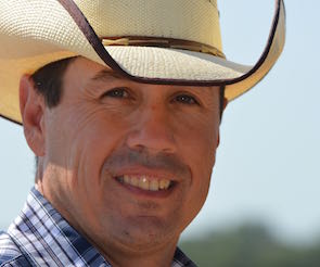00094 joey sucamale keeping the horse calm 295 x 246.jpg